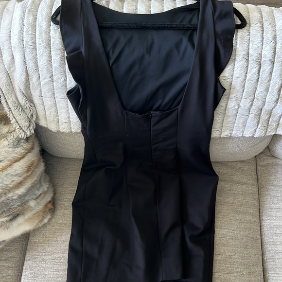 Black fitted dress falls above the knee - Picture 2 of 2